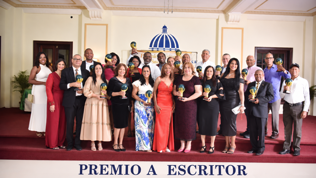 PREMIO A ESCRITOR PEDRO JULIO ABREU COLUMNA